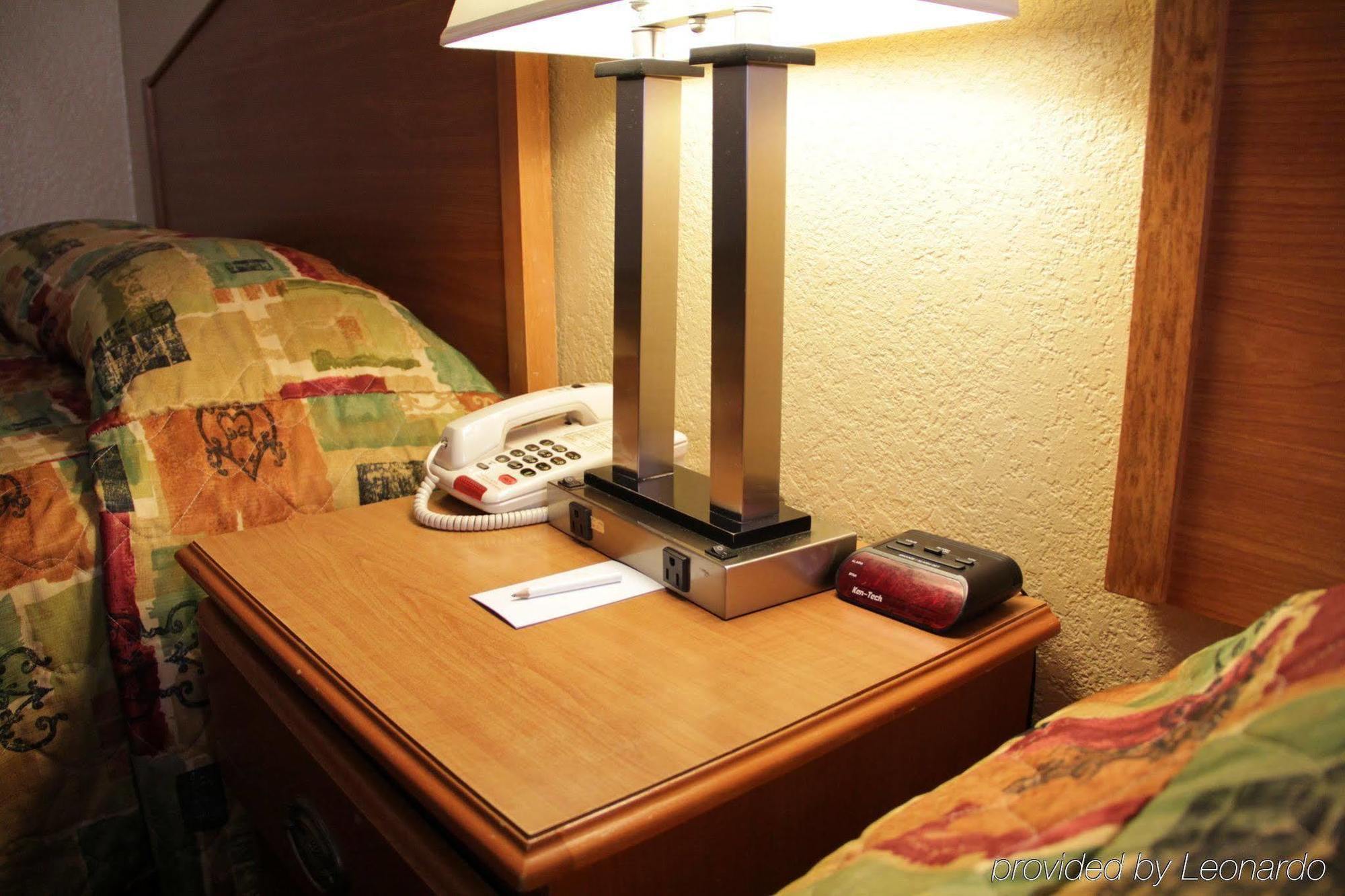 The Pacific Motel San Diego Room photo